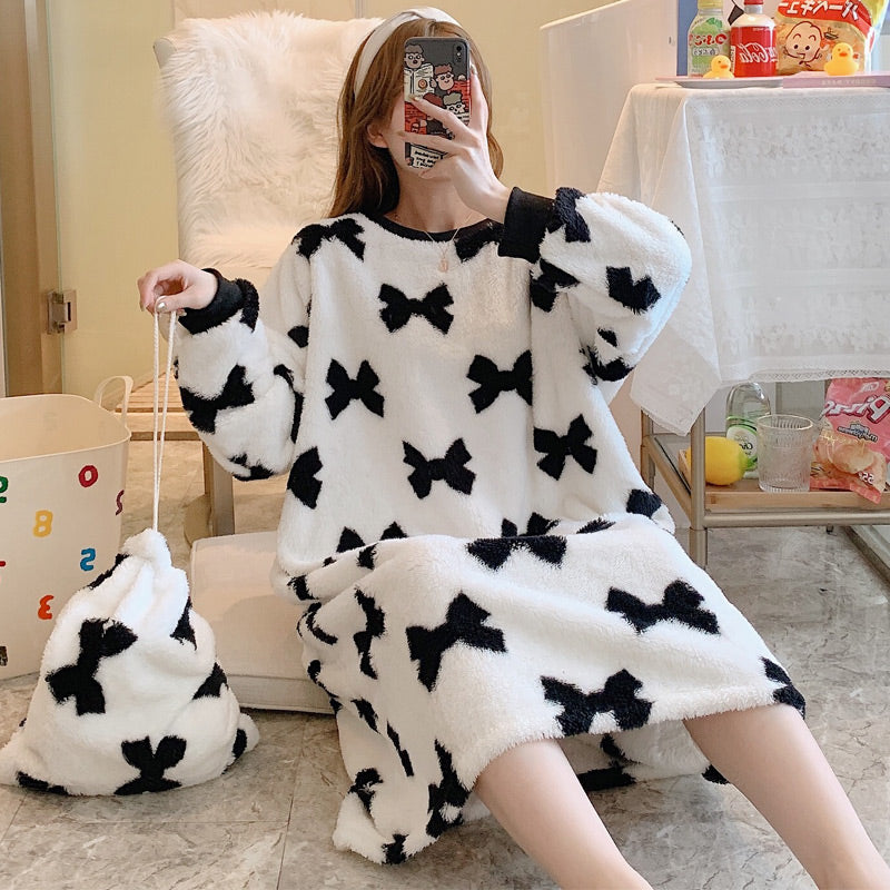 Women's Fashionable And Cute Flannel Pajamas